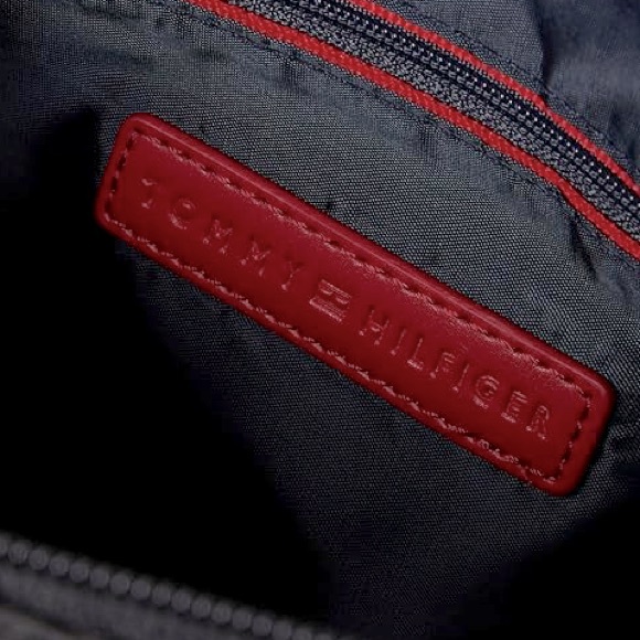 Tommy Hilfiger Women's Chic. Zip closure.
Adjustable cross strap. - Picture 4 of 6